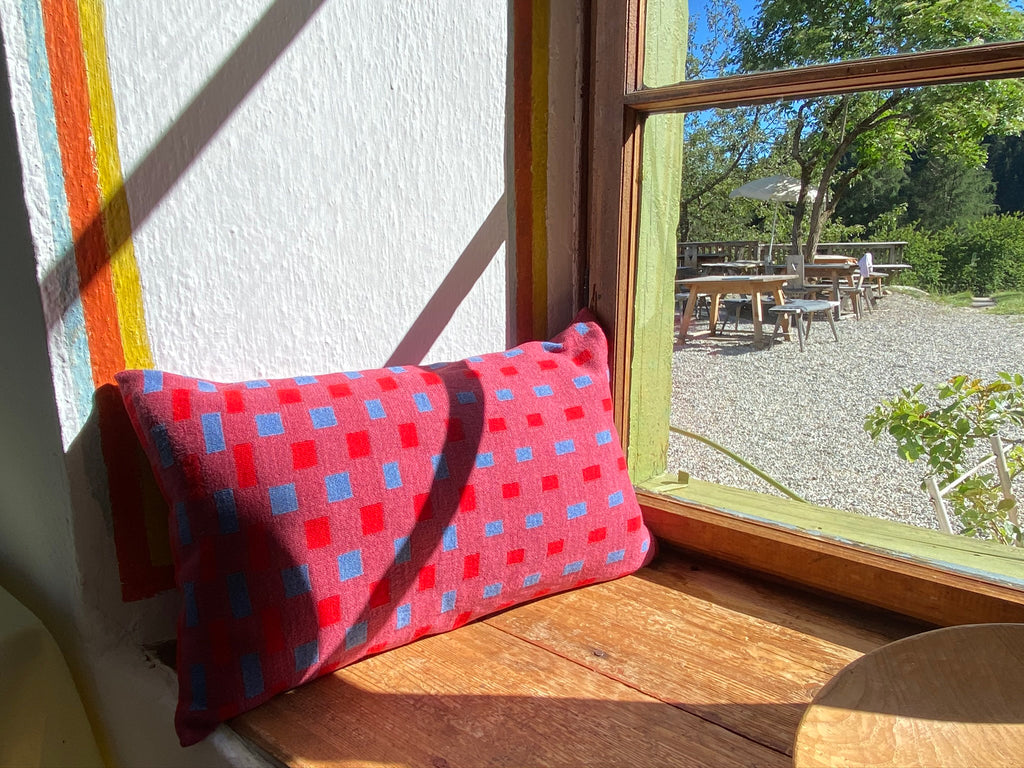 Nuance cushion - window