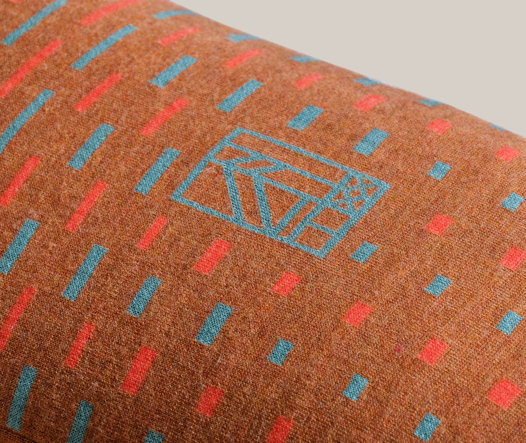 Nuance cushion - detail with Hütte logo