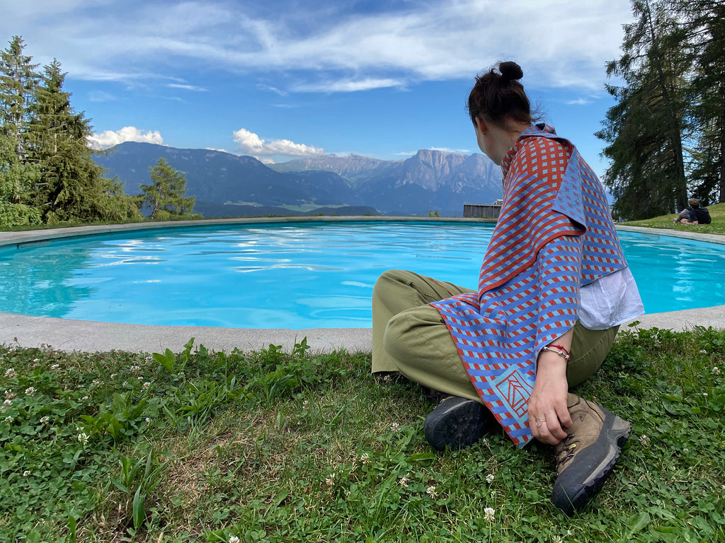 Swing shawl - model - swimming pool - mountains 1