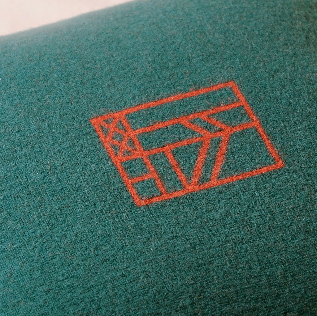 Moonrise cushion - logo Hütte detail